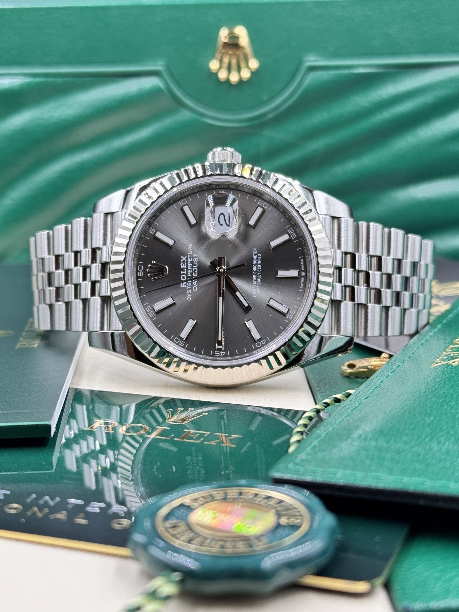 Rolex Datejust met rhodium wijzerplaat, kast en armband van dichtbij