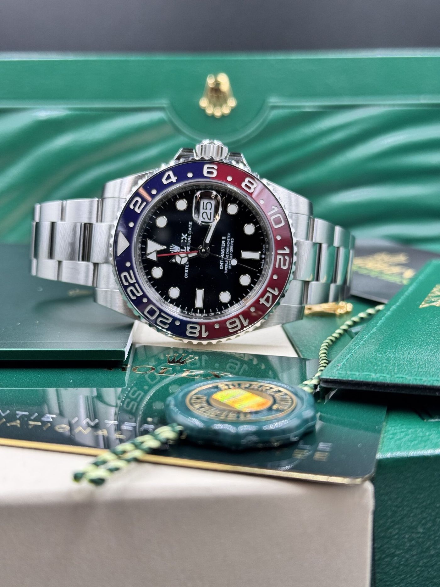 Rolex GMT-Master II Pepsi 126710BLRO met rood-blauwe Cerachrom-bezel op Oyster-band, met doos en papieren